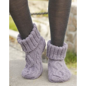 Celtic Dancer by DROPS Design - Knitted Slippers with Cables Pattern size 35/37 - 41/43