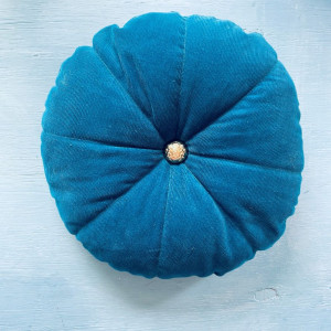 Round Couch Cushion in Corduroy by Rito Krea - Cushion sewing guide - 28 cm