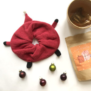 Twisted Santa Scrunchie by Rito Krea - Scrunchie Knitting pattern