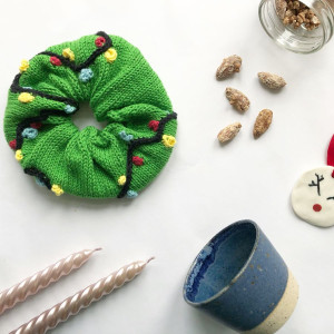 Christmas Tree Scrunchie by Rito Krea - Scrunchie knitting pattern