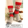 Dancing Elves by DROPS Design - Knitted Christmas Socks with Elves Pattern size 32 - 43