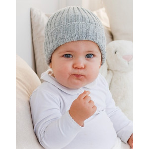 Little Pearl Hat by DROPS Design - Knitted Baby Hat Pattern Size 0 months - 4 years